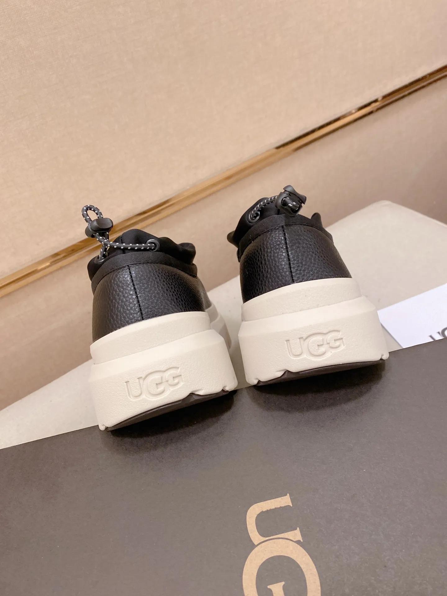 Factory price: 480💰Couple model💏 Same style as Wang Yibo, North American men's shoes Ugg ☃️In the special sale of new high-quality men's shoes snow boots in autumn and winter, the nemesis of extreme cold weather! Made of cowhide leather, merino wool lining, and original outsole, whether driving, outdoor or daily wear, there is always one that suits you! Male and female size: 35-46.